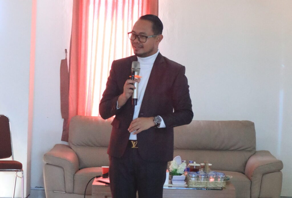 M. Chanif Miftahuddin saat menjadi pemateri dalam acara service excellence